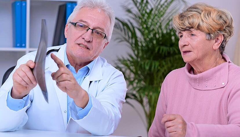 Eine Brustkrebs-Diagnose ist ein harter Schlag. Nach der Operation ist immer wieder die Einnahme von Medikamenten notwendig.
Foto: Photographee.eu/AdobeStock Eine Brustkrebs-Diagnose ist ein harter Schlag. Nach der Operation ist immer wieder die Einnahme von Medikamenten notwendig.
Foto: Photographee.eu/AdobeStock