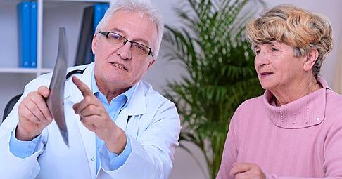 Eine Brustkrebs-Diagnose ist ein harter Schlag. Nach der Operation ist immer wieder die Einnahme von Medikamenten notwendig.
Foto: Photographee.eu/AdobeStock