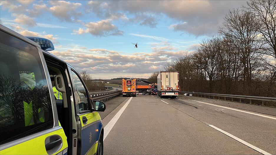 Die Frau wurde mit einem Rettungshubschrauber in eine Klinik geflogen. Die Frau wurde mit einem Rettungshubschrauber in eine Klinik geflogen.