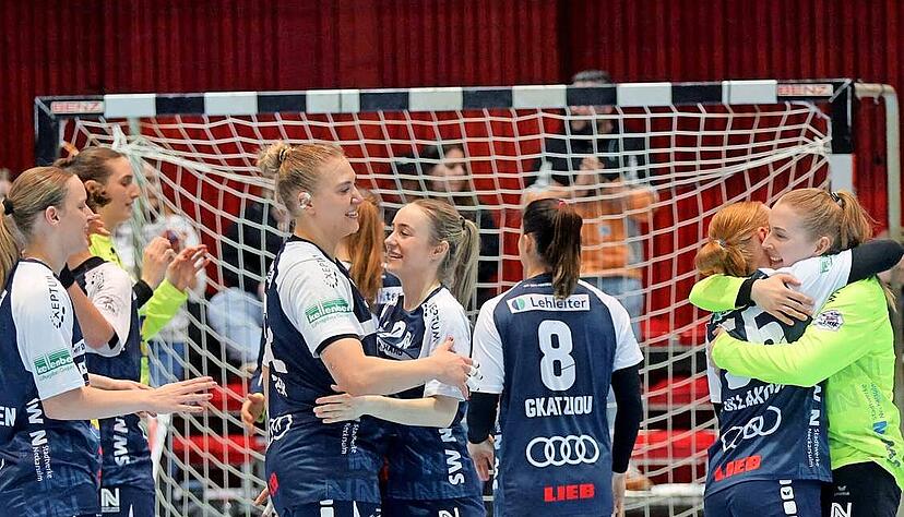 Es hat sich schon eine gewisse Routine eingestellt: Die Spielerinnen der Sport-Union freuten sich am Samstagabend über den dritten Heimsieg in Serie. Es hat sich schon eine gewisse Routine eingestellt: Die Spielerinnen der Sport-Union freuten sich am Samstagabend über den dritten Heimsieg in Serie.