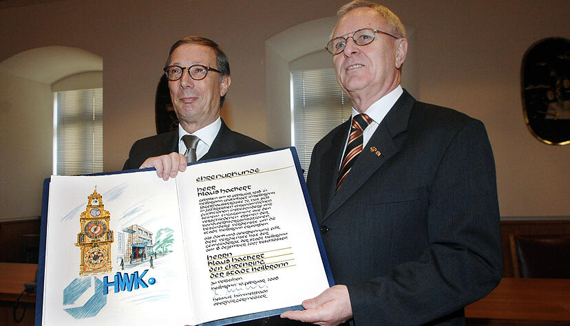 Für seine Verdienste um seine Heimatstadt überreichte der damalige Oberbürgermeister Helmut Himmelsbach 2008 Klaus Hackert den Ehrenring.
Foto: Archiv/Dirks