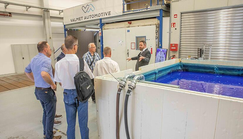Valmet-Standortleiter Stefan Sommer (rechts) führt eine Gruppe durch das Batterie-Testcenter in Bad Friedrichshall, wo das Unternehmen 15 Millionen Euro investiert hat. Valmet-Standortleiter Stefan Sommer (rechts) führt eine Gruppe durch das Batterie-Testcenter in Bad Friedrichshall, wo das Unternehmen 15 Millionen Euro investiert hat.