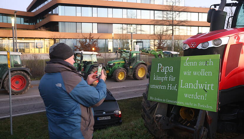 Die Schilder der Bauern vor der Lidl-Deutschland-Zentrale in Bad Wimpfen sind deutlich.