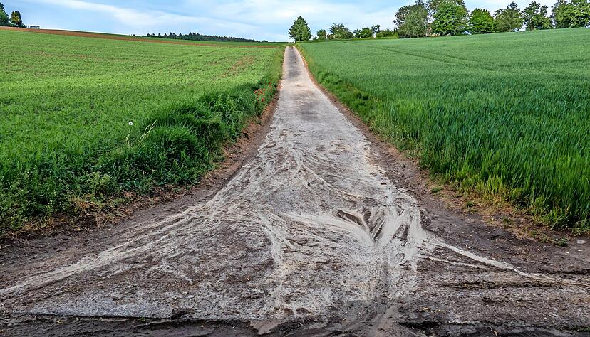 Ein Problem, das bei der Bürgerversammlung in Biberach Thema war, waren verschmutzte Feldwege. Nicht jeder Landwirt macht sauber.
Foto: focus finder/stock.adobe.com