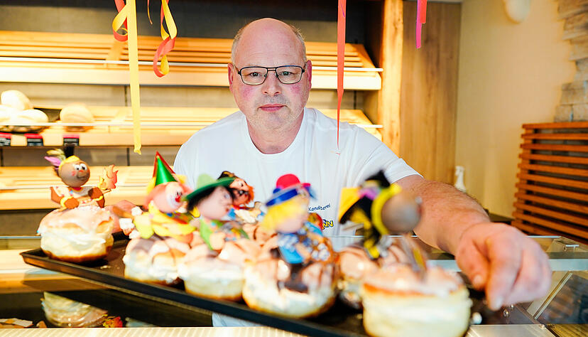 Bäcker Ralf Herrmann hält in seiner Bäckerei ein Blech mit dekorierten Faschingskrapfen in den Händen. Der Heilbronner Bäcker, dessen dekorierte Berliner die Antidiskriminierungsstelle teils als stigmatisierend kritisiert, will die figürlichen Pappstecker weiter verwenden.