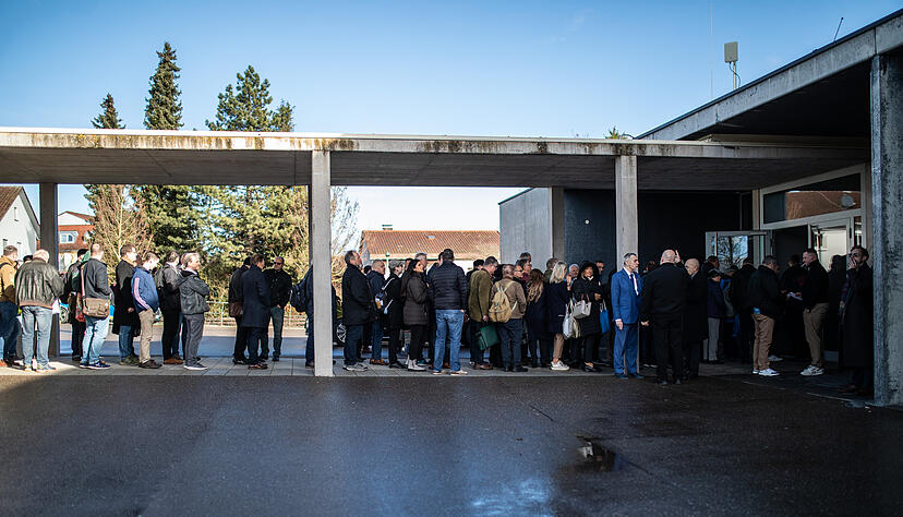 Zahlreiche Menschen stehen für den AfD-Landesparteitag vor der Stadthalle an. Der Sonderparteitag der Südwest-AfD konnte wegen der Überfüllung der Stadthalle nicht wie geplant begonnen werden.