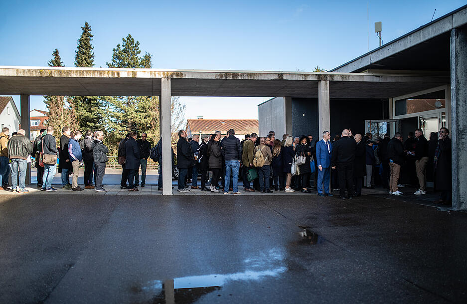 Zahlreiche Menschen stehen für den AfD-Landesparteitag vor der Stadthalle an. Der Sonderparteitag der Südwest-AfD konnte wegen der Überfüllung der Stadthalle nicht wie geplant begonnen werden.