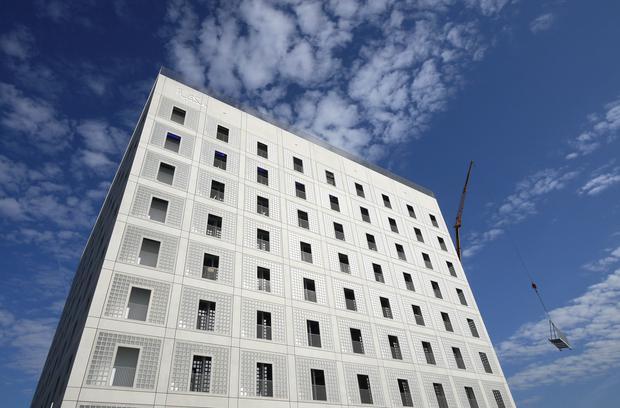 Die Fassade des Betonw&uuml;rfels ist zumindest gew&ouml;hnungsbed&uuml;rftig. Die anf&auml;nglich deutliche Kritik an dem Bau - Sp&ouml;tter sprachen vom &raquo;B&uuml;cherknast&laquo; und &raquo;Stammheim II&laquo; - habe aber bereits nachgelassen, sagte Direktorin Bussmann.