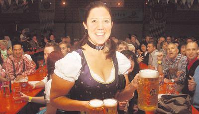 Zum Oktoberfest geh&ouml;ren fesche Madeln im Dirndl und eine ordentliche Ma&szlig; Bier &minus; manchmal bekommt man sogar beides auf einmal.Foto: Stefanie Pf&auml;ffle