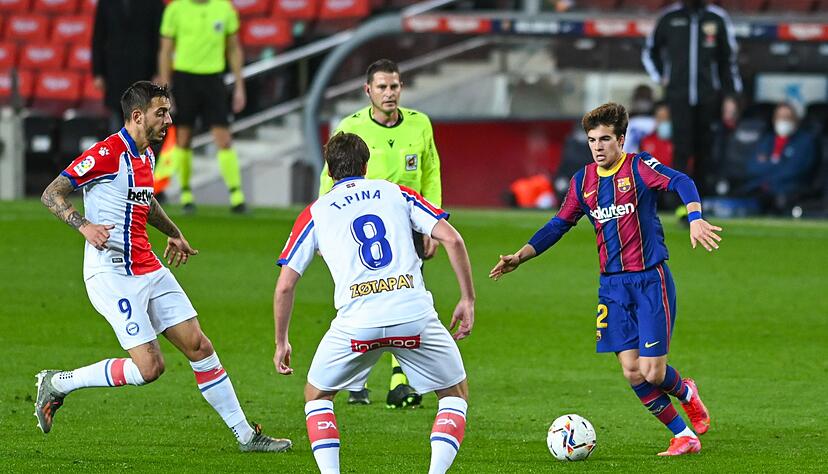 Barcelonas Riqui Puig (r).