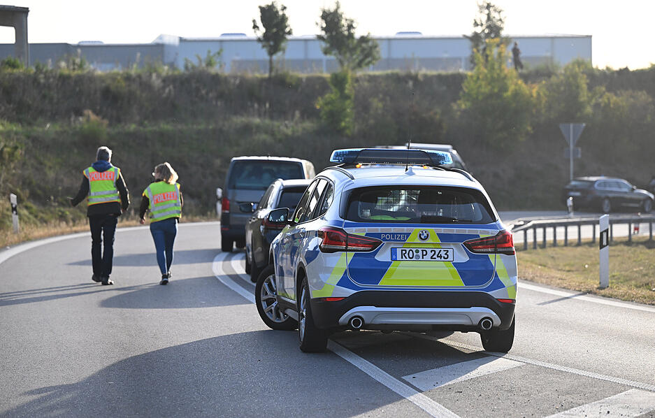 Davor soll der Fahrer versucht haben, einer Polizeikontrolle zu entgehen. Davor soll der Fahrer versucht haben, einer Polizeikontrolle zu entgehen.