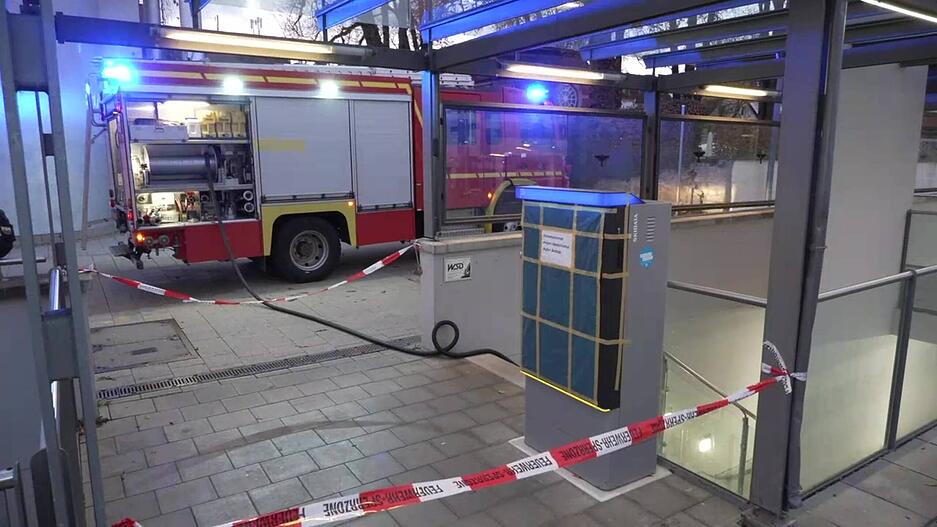 Rettungskräfte arbeiten in einer Tiefgarage an der Bergung eines Sportwagens. Rettungskräfte arbeiten in einer Tiefgarage an der Bergung eines Sportwagens.