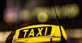 Werden Fahrten mit dem Taxi bald teurer? Die hohen Spritpreise treffen auch die Unternehmen in der Region.