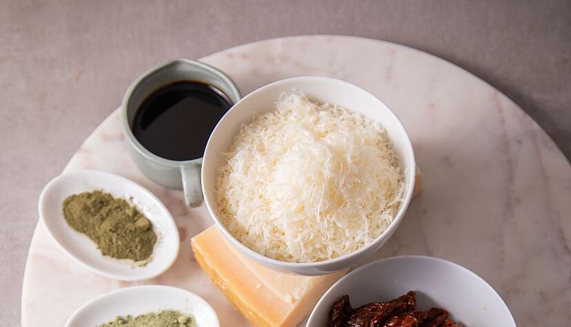 Ist das Essen nicht ganz rund, fehlt meist Umami. Den bekommt man durch Parmesan, Sojaso&szlig;e, Hefeflocken, getrocknete Tomaten, getrocknete Pilze wie Champignons, gemahlenem Liebst&ouml;ckel oder Selleriesalz.