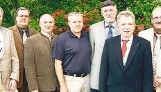 Ulrich Bopp (links) gratuliert dem Vorstand: Gerhard Feuchter, Rolf Stephan, Willi Günter, Rainer Biedermann, Ulrich Stein und Walter Frank .Foto: Tanja Kampe Ulrich Bopp (links) gratuliert dem Vorstand: Gerhard Feuchter, Rolf Stephan, Willi Günter, Rainer Biedermann, Ulrich Stein und Walter Frank .Foto: Tanja Kampe