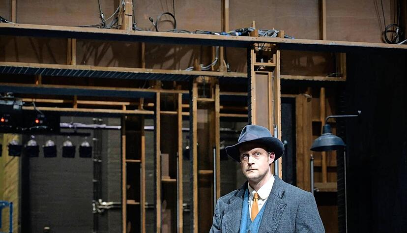 "Ich will vieles und kann nichts": Gabór Biedermann ist Fabian, ein Mann ohne wirkliche Eigenschaften und distanzierter Moralist im taumelnden Berlin am Ende der Weimarer Republik.
Foto: Thomas Aurin