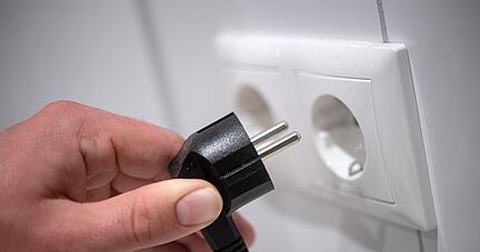 Für einen Musterhaushalt lag der Strompreis im August laut Vergleichsportal Check24 bei durchschnittlich 39,9 Cent pro Kilowattstunde. Mit der Strompreisbremse sollen Verbraucher nun entlastet werden. Für einen Musterhaushalt lag der Strompreis im August laut Vergleichsportal Check24 bei durchschnittlich 39,9 Cent pro Kilowattstunde. Mit der Strompreisbremse sollen Verbraucher nun entlastet werden.