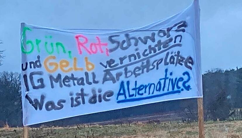 Die IG Metall distanziert sich vehement von diesem Transparent, das Unbekannte neben dem Magna-Werk in Rosenberg aufgestellt haben. Die IG Metall distanziert sich vehement von diesem Transparent, das Unbekannte neben dem Magna-Werk in Rosenberg aufgestellt haben.