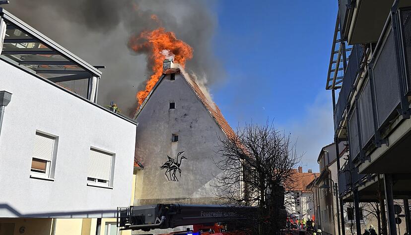 Ein Feuer in Walldorf hat sich auf mehrere Geb&auml;ude ausgebreitet.