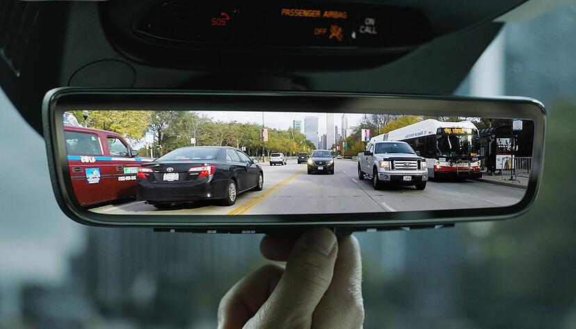 Umschalten: Einige Spiegelsysteme wie etwa der Full Display Mirror (FDM) von Gentex lassen sich bei Bedarf jederzeit zwischen Display- und Spiegelmodus umschalten. Umschalten: Einige Spiegelsysteme wie etwa der Full Display Mirror (FDM) von Gentex lassen sich bei Bedarf jederzeit zwischen Display- und Spiegelmodus umschalten.