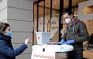 Kilian Brucklacher arbeitet als freiwilliger Helfer bei der DRK-Teststation am Tübinger Rathaus. Die Leute seien dankbar für diese Möglichkeit, sagt er.
Fotos: privat
