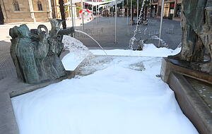 Am Sonntagmorgen schäumte es im Brunnen auf dem Kiliansplatz in Heilbronn. Am Sonntagmorgen schäumte es im Brunnen auf dem Kiliansplatz in Heilbronn.