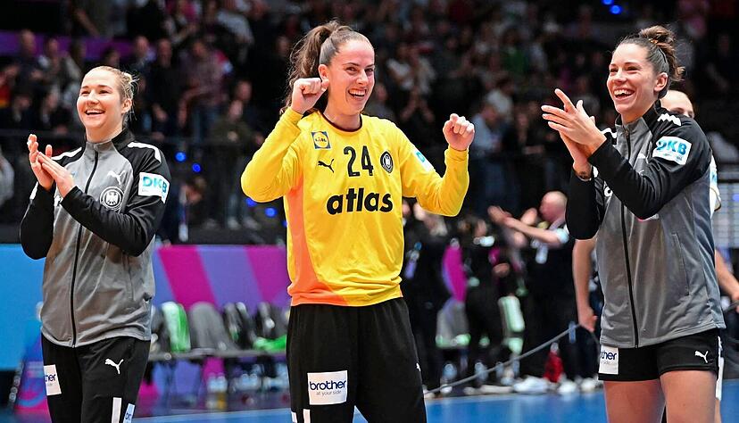 Beste Laune nach den Vorrundenspielen in Stuttgart: Deutschlands Katharina Filter, Sarah Wachter und Emily Vogel (von links) feierten in der Porsche-Arena drei Siege und setzten ihren Erfolgslauf am Dienstagabend beim 36:26 gegen die Färöer auch in Dortmund fort.