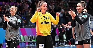 Beste Laune nach den Vorrundenspielen in Stuttgart: Deutschlands Katharina Filter, Sarah Wachter und Emily Vogel (von links) feierten in der Porsche-Arena drei Siege und setzten ihren Erfolgslauf am Dienstagabend beim 36:26 gegen die Färöer auch in Dortmund fort.