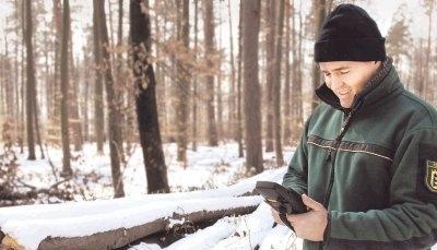 Das ist eine der Lieblingsbeschäftigungen von Alexander Fichtner: Holz auszeichnen. Er gibt Länge, Durchmesser und Güte, bereits auf den Stämmen markiert, ins Datenerfassungsgerät ein, das dann das Festmetervolumen errechnet.Fotos: Ulrike Kugler Das ist eine der Lieblingsbeschäftigungen von Alexander Fichtner: Holz auszeichnen. Er gibt Länge, Durchmesser und Güte, bereits auf den Stämmen markiert, ins Datenerfassungsgerät ein, das dann das Festmetervolumen errechnet.Fotos: Ulrike Kugler