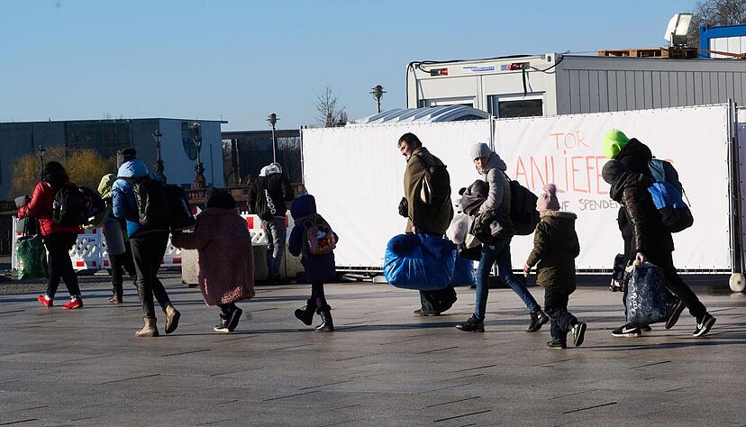 Fl&uuml;chtlinge aus der Ukraine erreichen Deutschland.