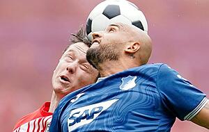 ...sowie der Hoffenheimer John Anthony Brooks (blaues Trikot). ...sowie der Hoffenheimer John Anthony Brooks (blaues Trikot).