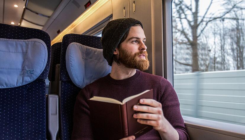 Buch statt Bildschirm: Eine Umfrage zeigt, dass viele Deutsche im Jahr 2025 eine digitale Auszeit planen.