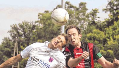 Der Hollenbacher Pascal Sohm (links) hat sich einen Bänderriss zugezogen. Er wird dem Oberligisten längere Zeit fehlen. Gegen den SGV Freiberg fehlt zudem Martin Kleinschrodt aus privaten Gründen.Foto: Marc Schmerbeck Der Hollenbacher Pascal Sohm (links) hat sich einen Bänderriss zugezogen. Er wird dem Oberligisten längere Zeit fehlen. Gegen den SGV Freiberg fehlt zudem Martin Kleinschrodt aus privaten Gründen.Foto: Marc Schmerbeck