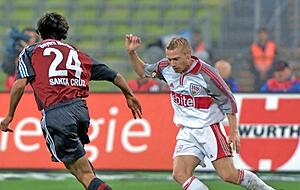 Am 30. September 2001 l&auml;uft Steffen Kocholl im VfB-Trikot gegen den FC Bayern M&uuml;nchen auf und versucht in dieser Szene, Roque Santa Cruz (links) den Ball abzunehmen.
Fotos: imago images/Hansi Britsch