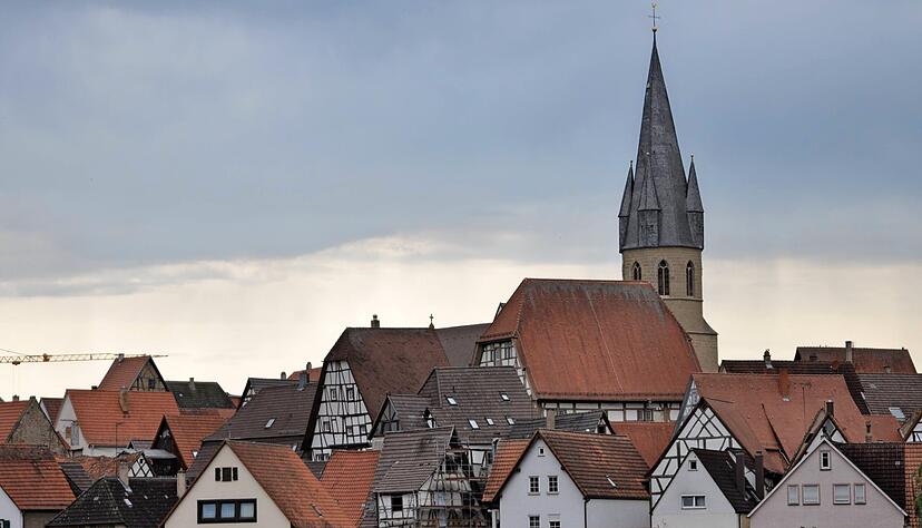 Auch wenn sich die historischen D&auml;cher von Eppingen nicht in einheitlichem Rot pr&auml;sentieren, hat sich die Stadt bisher gegen schwarz-gl&auml;nzende Photovoltaik-Anlagen darauf gesperrt.