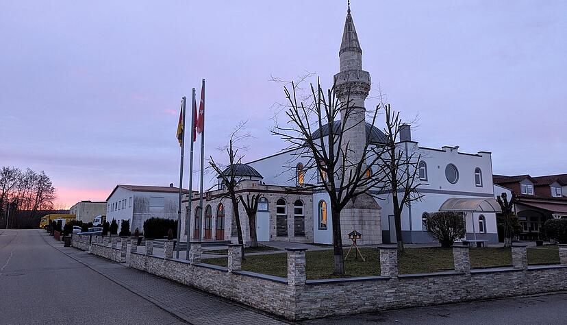 Die Eppinger Mevlana-Moschee im Morgenrot: Fünfmal am Tag beten hier Muslime aus der Stadt und der Umgebung in Richtung Mekka.