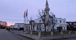 Die Eppinger Mevlana-Moschee im Morgenrot: Fünfmal am Tag beten hier Muslime aus der Stadt und der Umgebung in Richtung Mekka.