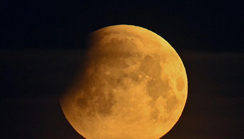 Bei einer Mondfinsternis leuchtet der Mond rötlich. (Archivbild) Bei einer Mondfinsternis leuchtet der Mond rötlich. (Archivbild)