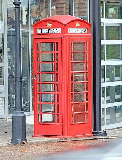 Die klassische britische Telefonzelle in der Neckarsulmer Stra&szlig;e in Heilbronn.