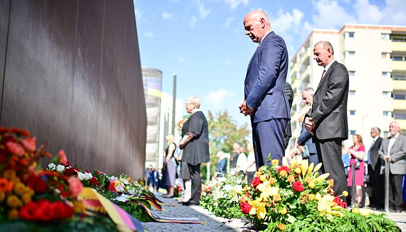 Am 13. August 1961 begann der Bau der Berliner Mauer - daran erinnerte ein Gedenkakt an der Bernauer Straße. Am 13. August 1961 begann der Bau der Berliner Mauer - daran erinnerte ein Gedenkakt an der Bernauer Straße.