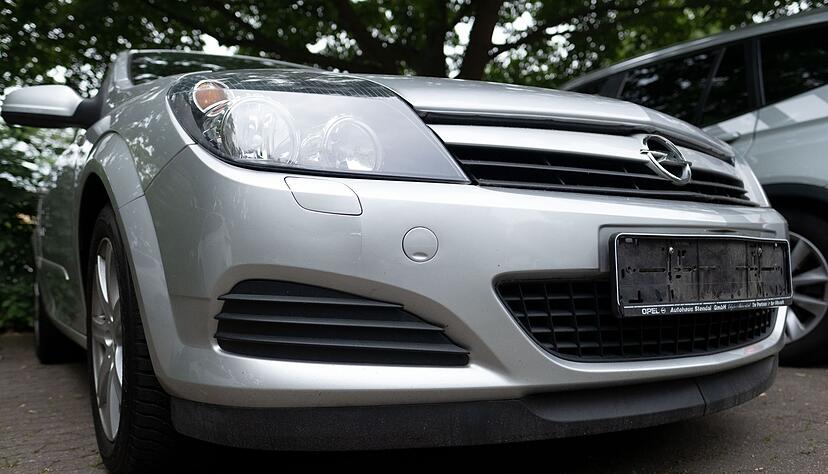 Der Diebstahl von Kfz-Kennzeichen muss umgehend bei Polizei und Versicherung gemeldet werden: Nur so ist eine schnelle Neuausstellung m&ouml;glich.