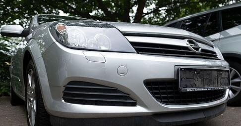 Der Diebstahl von Kfz-Kennzeichen muss umgehend bei Polizei und Versicherung gemeldet werden: Nur so ist eine schnelle Neuausstellung m&ouml;glich.