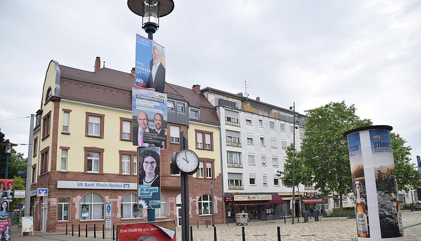 Wahlplakate verschiedener Parteien h&auml;ngen an einem Laternenmasten.