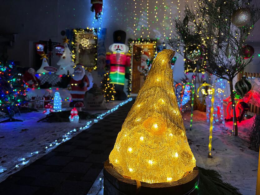 Mit ihrem Weihnachtsschmuck wollen sie anderen eine Freude bereiten. Vor allem bei Kindern kämen die Dekorationen gut an. Das Paar schmückt nämlich auch an Halloween ihr Grundstück aufwendig.