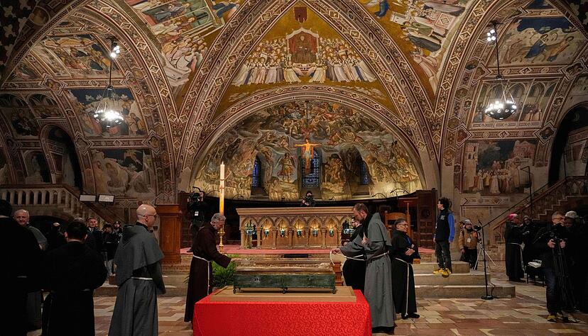 Nach fast acht Jahrhunderten sind die Gebeine des Heiligen &ouml;ffentlich ausgestellt.