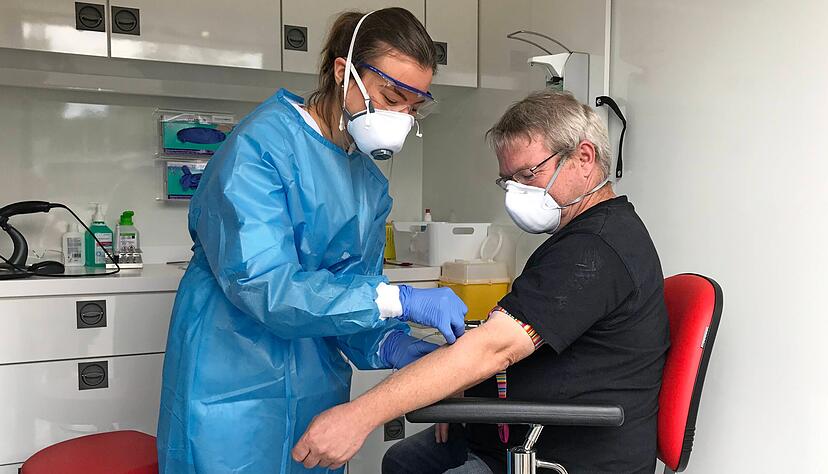 2203 Kupferzeller nahmen vom 20. Mai bis 9. Juni 2020 an der ersten Untersuchung teil. Ihnen wurde unter anderem Blut abgenommen.
Foto: Archiv/Tscherwitschke 2203 Kupferzeller nahmen vom 20. Mai bis 9. Juni 2020 an der ersten Untersuchung teil. Ihnen wurde unter anderem Blut abgenommen.
Foto: Archiv/Tscherwitschke