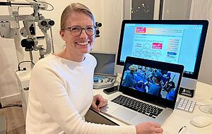 Die Fotos, die Dr. Eva Frei aus Nepal bekommt, studiert sie aus der Ferne: In 3000 Fällen konnte Help schon Grauer-Star-Operationen bezahlen. Foto: Ulrike Plapp-Schirmer Die Fotos, die Dr. Eva Frei aus Nepal bekommt, studiert sie aus der Ferne: In 3000 Fällen konnte Help schon Grauer-Star-Operationen bezahlen. Foto: Ulrike Plapp-Schirmer