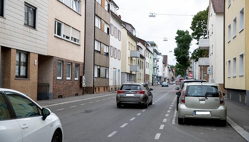 In der Wollhausstraße ereignete sich im Februar ein schrecklicher Unfall, bei dem ein Familienvater ums Leben kam. Die Witwe ist mit ihren Kindern inzwischen weggezogen. In der Wollhausstraße ereignete sich im Februar ein schrecklicher Unfall, bei dem ein Familienvater ums Leben kam. Die Witwe ist mit ihren Kindern inzwischen weggezogen.
