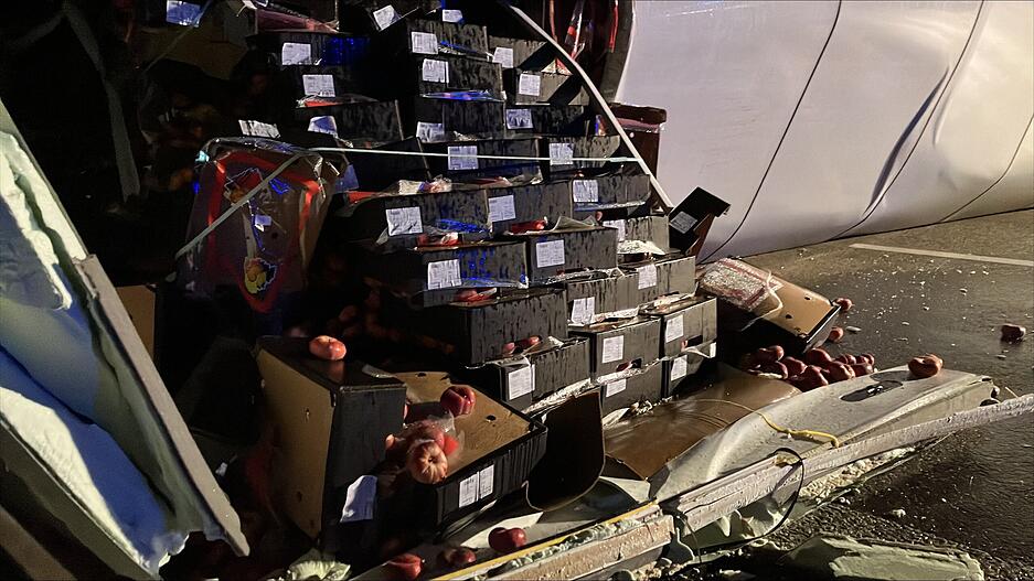 Das Lkw-Gespann hatte Lebensmittel geladen.