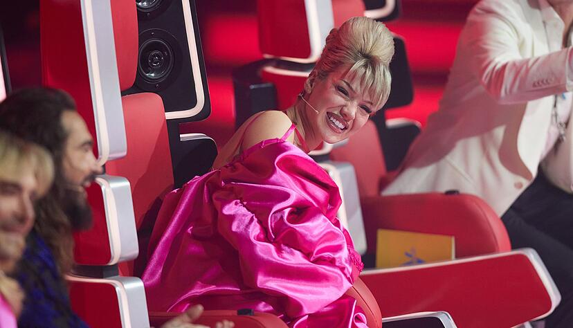 Grund zur Freude: Das dritte Mal in Folge steht Shirin Davids Single &laquo;Bauch Beine Po&raquo; an der Chartspitze.